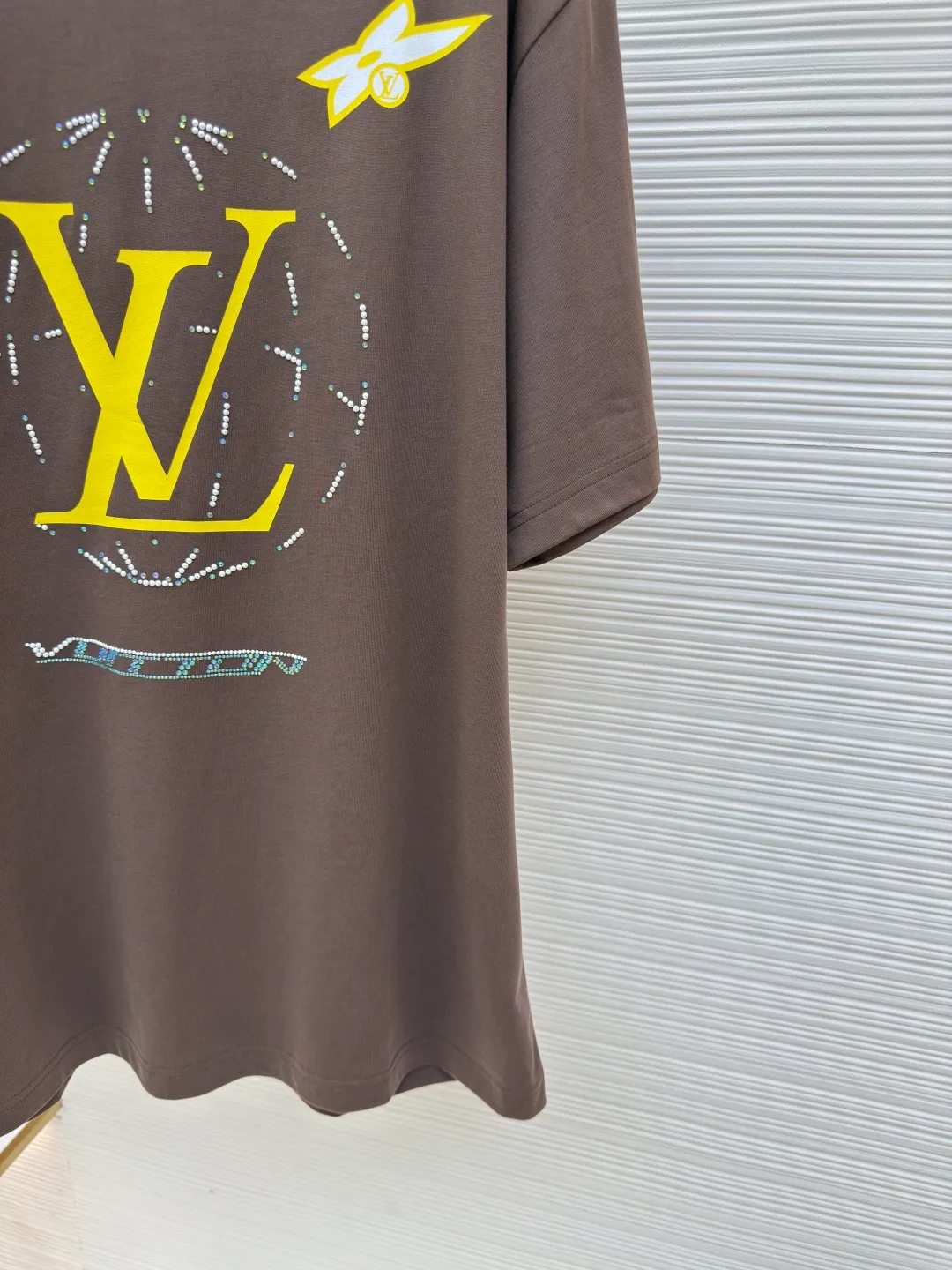LOUIS VUITTON Diamond Route Short Sleeve ●Authentic product: Purchased and developed by 11030 ●Item number: 1680223-A25 ●Fabric: pure cotton fabric ●Technology: hot diamond ●Version: fitted version ●Weight: about 320g ●Size: XS-S-M-L ●Description: Made of 15S plain weave high-quality cotton, 230g; with 32S double yarn thread, 300g. The fabric is made of high-quality pure cotton fabric woven in a plain weave. The fabric printed with environmentally friendly glue feels soft and comfortable, and is suitable for close-fitting wear. It also has good color brightness and hiding power, and can present colorful pattern effects. Flower positioning rhinestone hot diamond printing is a unique and gorgeous decorative process, and the material is customized in shape and size. The overall wiring is straight and delicate, the fabric is comfortable and soft, and the color is consistent without color difference. It can be matched with the same style to create a fashionable look and control various occasions. Customized accessories, complete with three standards, same style for men and women!